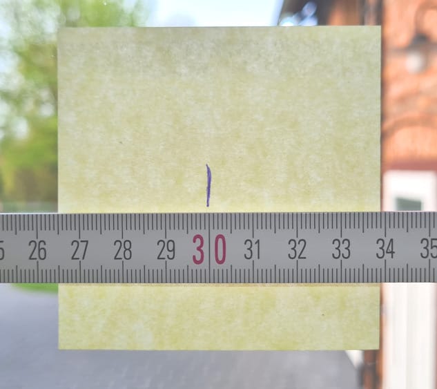 Kleben Sie den Klebezettel an die Scheibe und machen einen Strich bei einer glatten Zentimeter Zahl. Hier: bei 30 cm