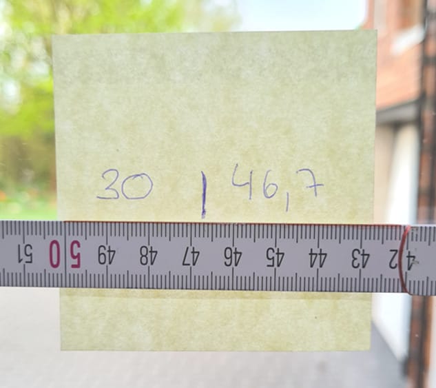 messen Sie die andere Seite des Fensters bis zur Markierung und schreiben den Wert auf den Zettel. Hier: 46,7